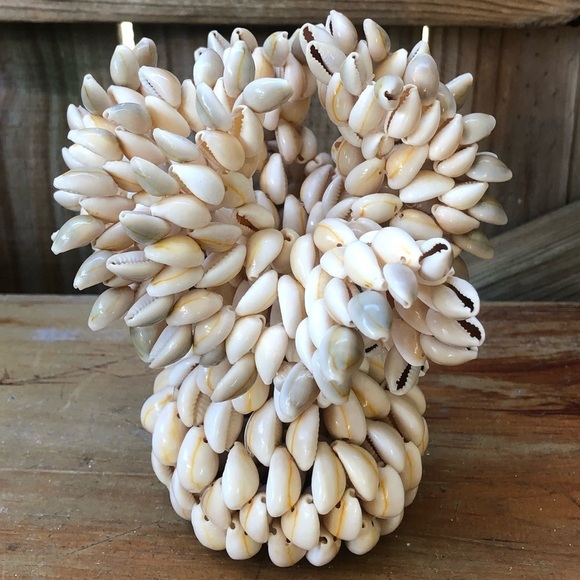 Vintage Mid Century Handmade Sea Shell Art Cowrie Shell Ruffled Edge 7" Vase - Picture 3 of 7